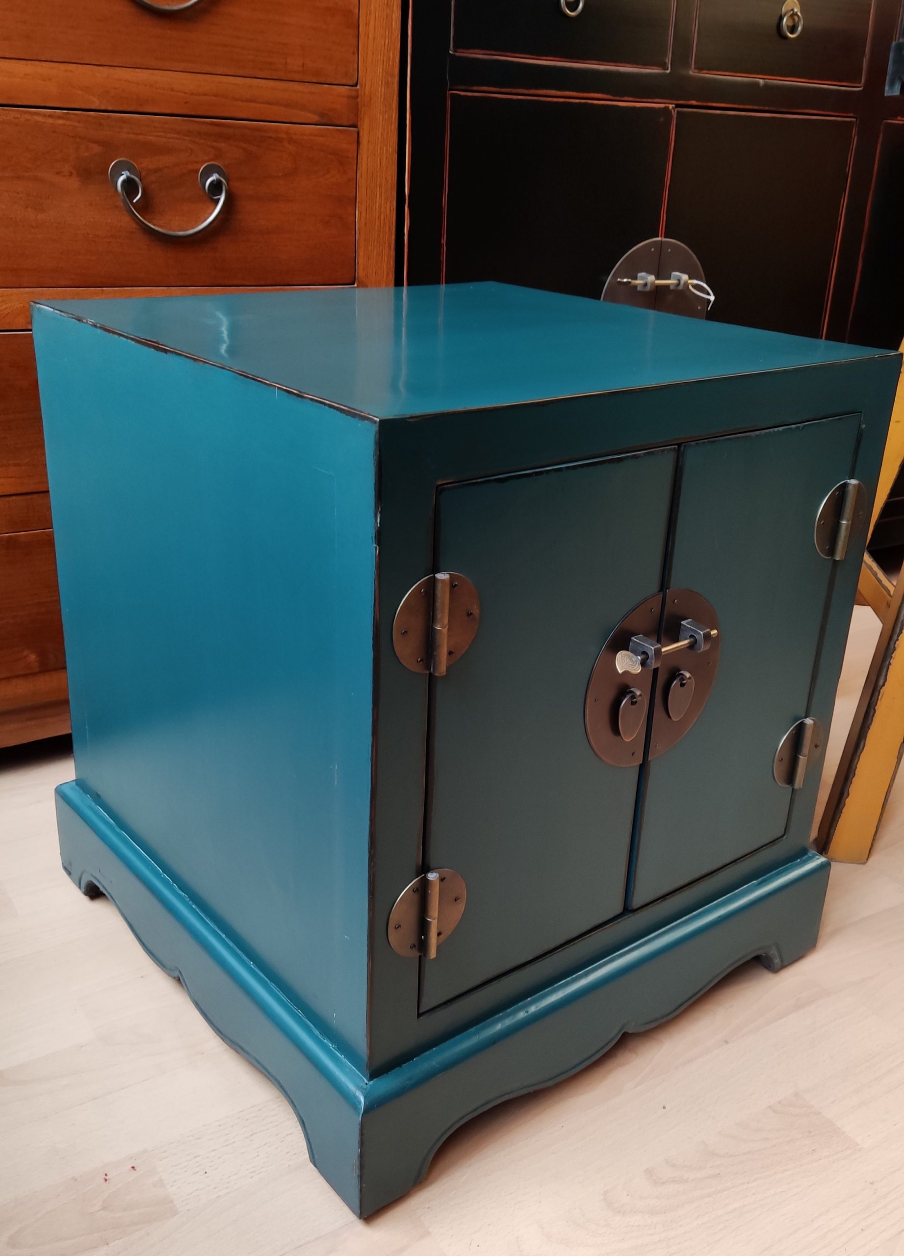 Petit meuble chinois bleu pétrole.