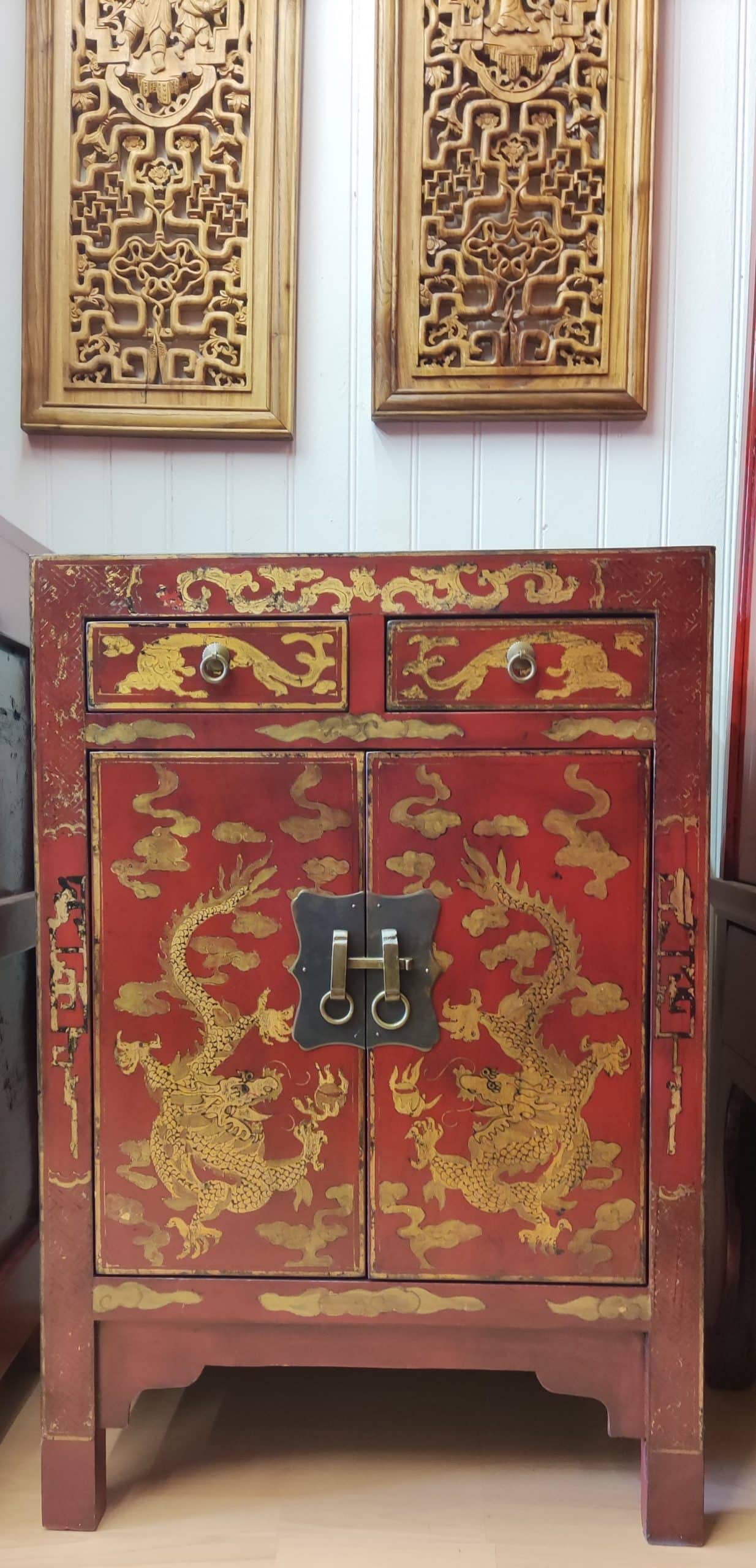 Meuble ancien rouge rangement papillons